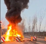 抢在烈焰吞噬汽车之前 热心司机救出4名被困人员